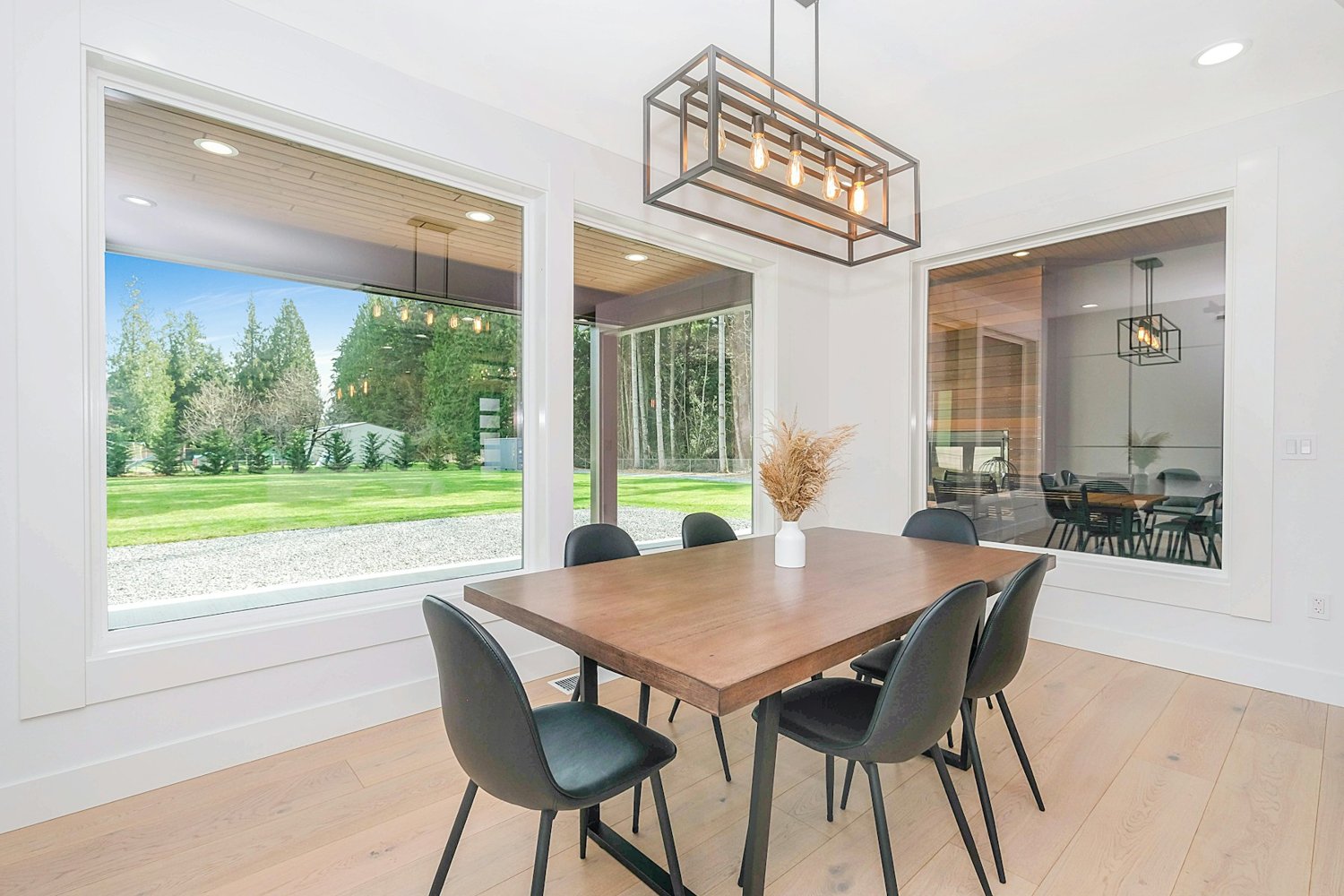 Maison avec de grandes fenêtres donnant sur un jardin